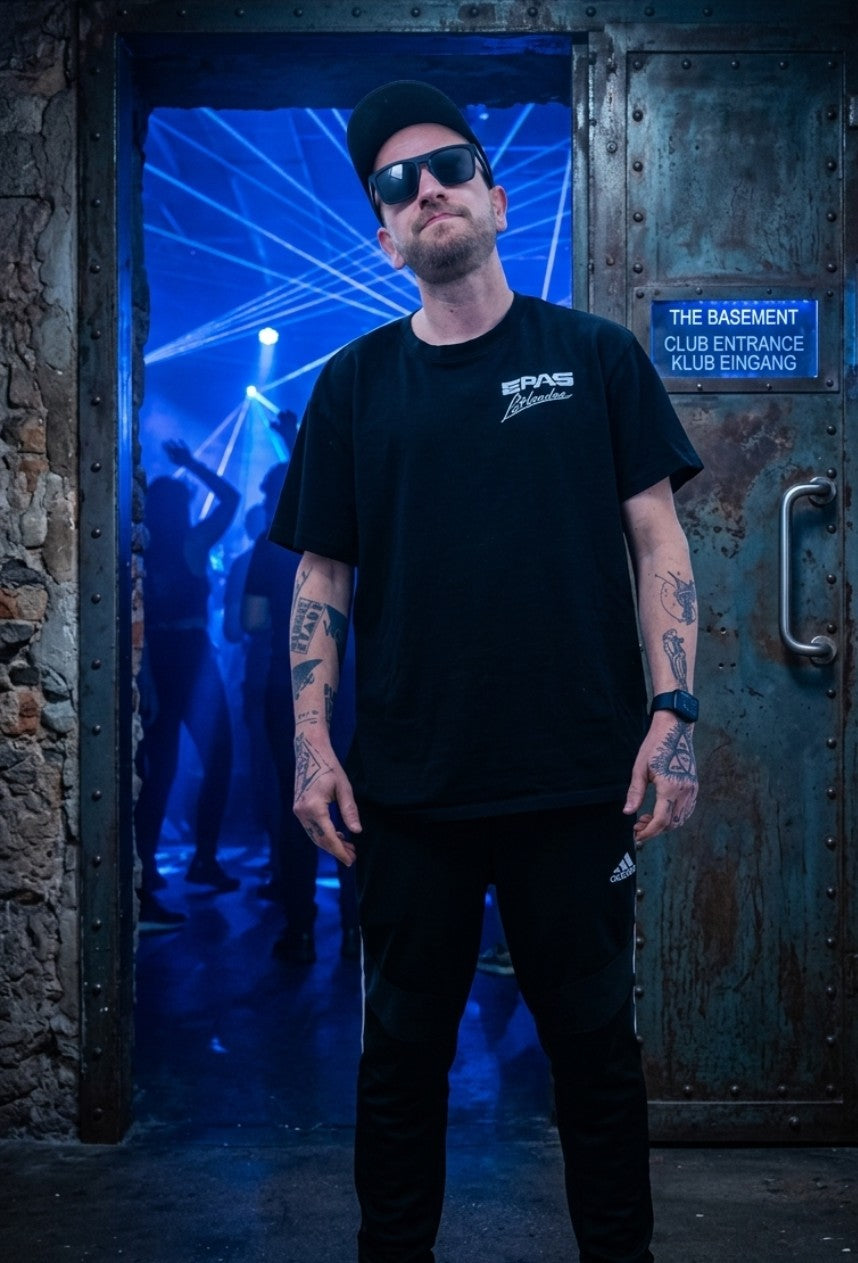 Oversize Tee — "Augen zu und tanzen" Neon Dance Graphic