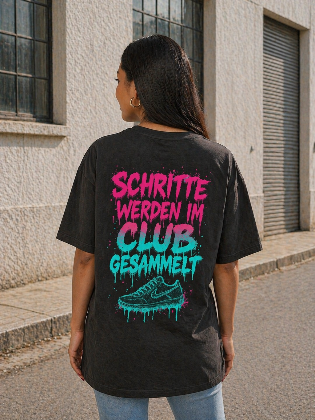 Oversize Tee — "Schritte Werden Im Club Gesammelt" Neon Sneaker Graphic