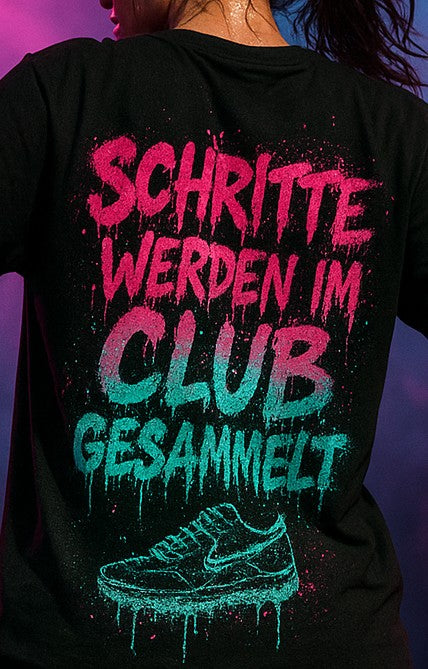 Oversize Tee — "Schritte Werden Im Club Gesammelt" Neon Sneaker Graphic